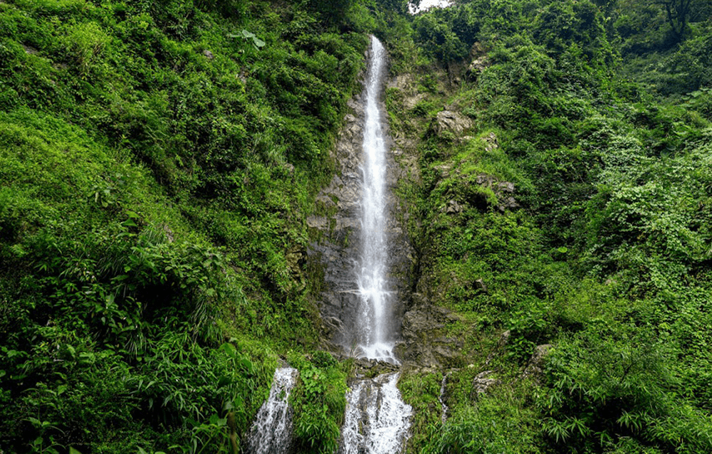 बाढीले क्षति पुर्‍याएको तीनतले झरनालाई पुरानै लयमा फर्काइँदै