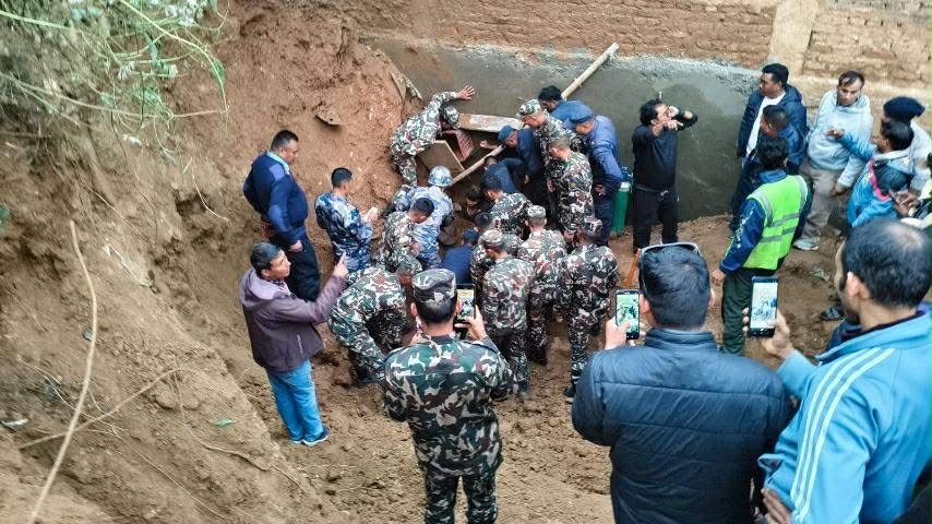 माटोमा पुरिएका दुई जनाको नेपाली सेनाद्वारा उद्धार
