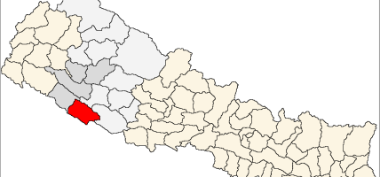 उच्च तापक्रममा टिनको छानामुनि बालबालिका पढ्न बाध्य