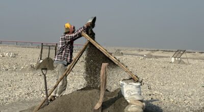 महाकालीको बगरमा बालुवा छानेर जीविका चलाउने दम्पतीहरू