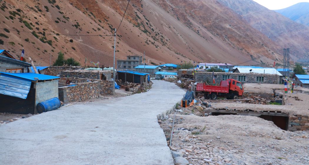 चिसापानी बजारको सडक निर्माण तीव्र