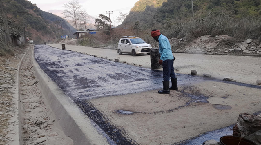 पुष्पलाल मध्यपहाडी लोकमार्ग : यात्रु र चालकलाई सास्ती