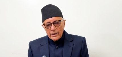 नेता डा कोइरालाद्वारा बुद्धिजीवीसँग छलफल