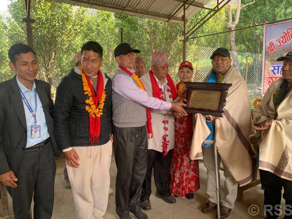 आर्थिक सहयोग गरेर विद्यालयलाई ऋण मुक्त
