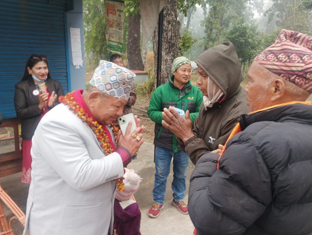 विकासका एजेन्डासहित मतदाताको घर–घरमा नेता आले