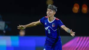 ट्राफिक प्रहरीद्वारा फुटबल खेलाडी भण्डारीलाई आर्थिक सहयोग