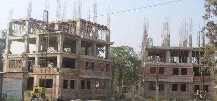 ठेकेदारको लापरबाहीले स्थानीय तहका प्रशासनिक भवन अलपत्र