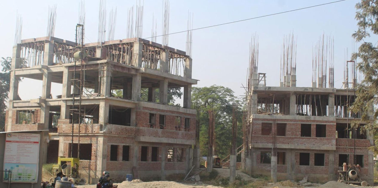 ठेकेदारको लापरबाहीले स्थानीय तहका प्रशासनिक भवन अलपत्र
