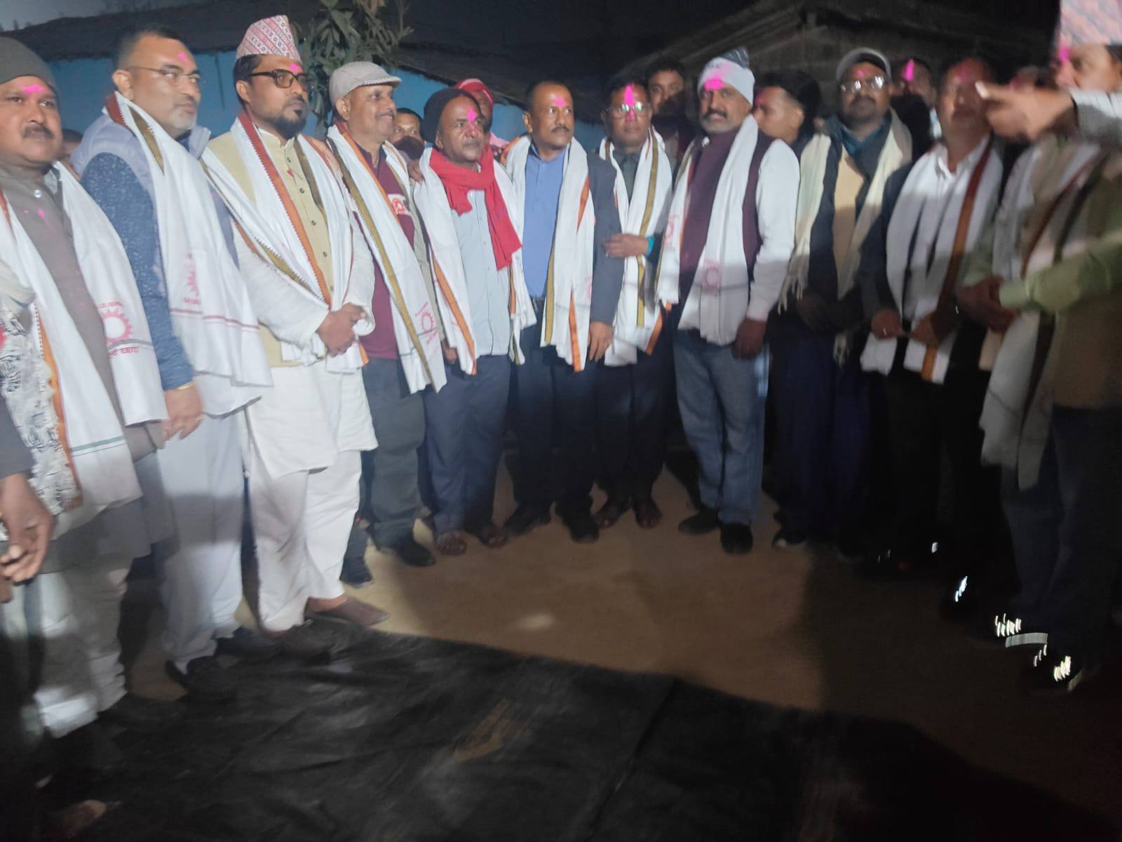 धनकौलमा कांग्रेसका सहनीसहितका नेता तथा कार्यकर्ताहरु एमालेमा प्रवेश