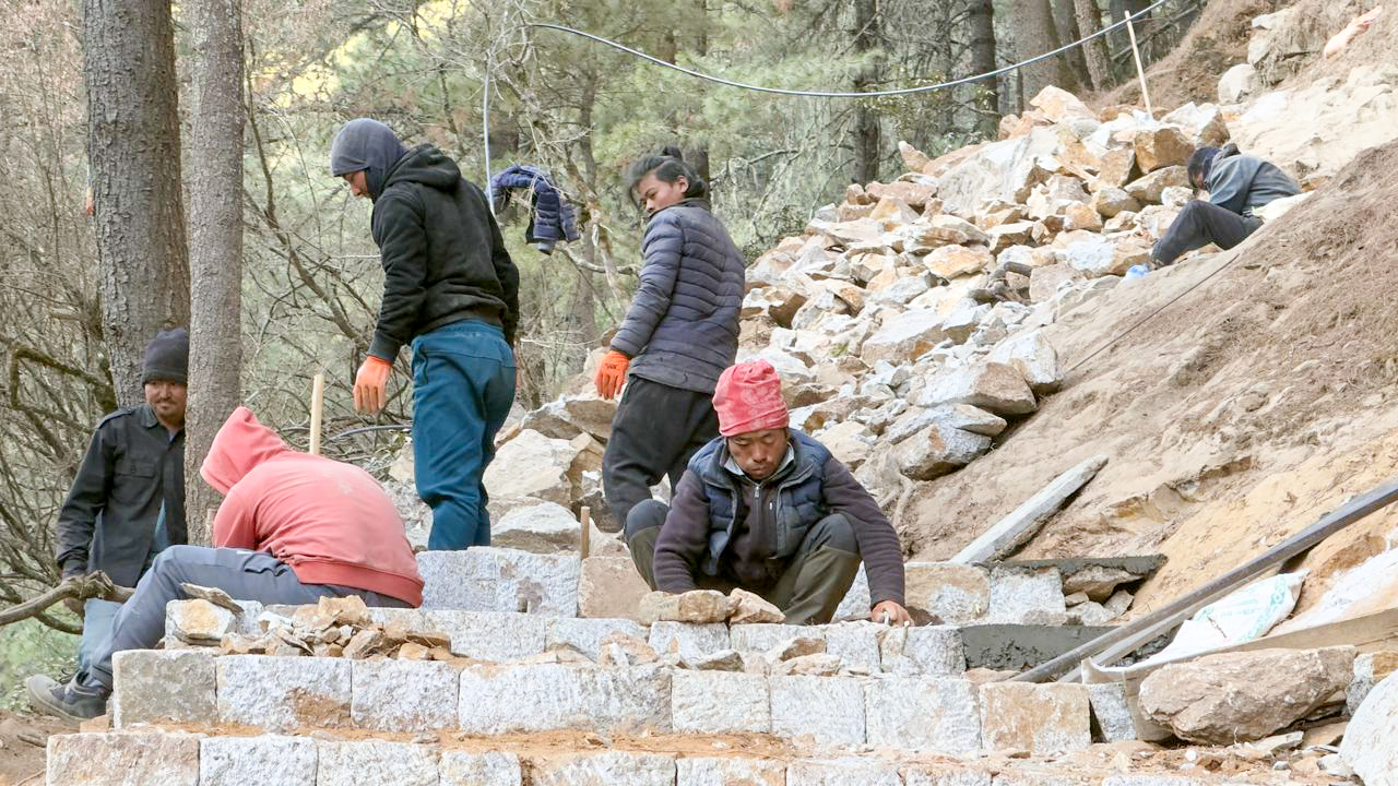 सगरमाथा आधार शिविर जाने पदमार्ग स्तरोन्नति गरिँदै 