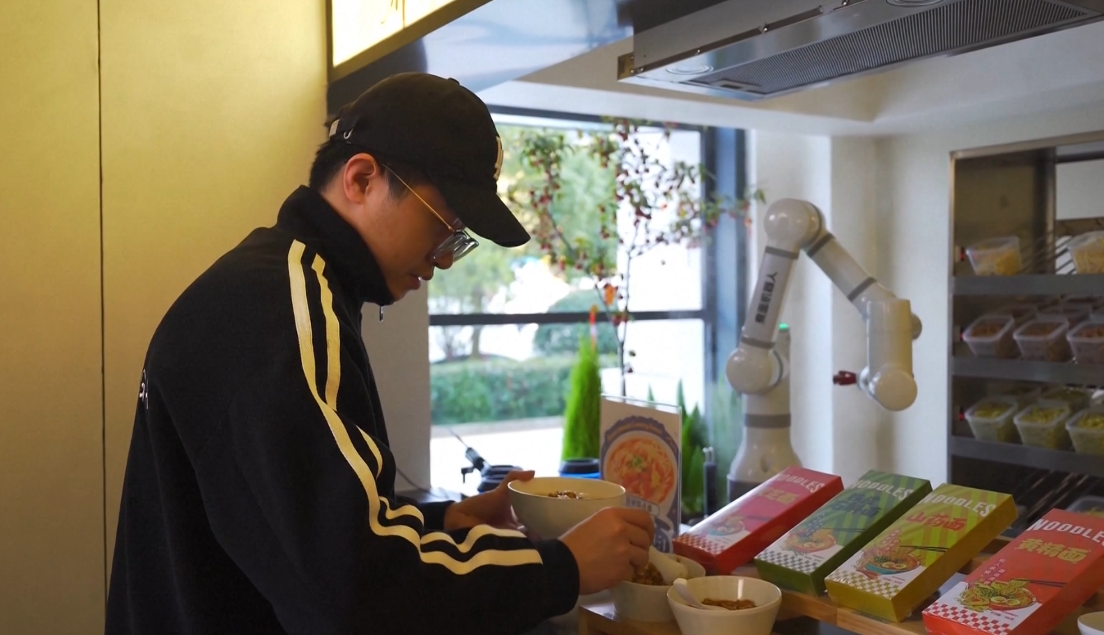 चीनले सुरु गर्यो एआईमा आधारीत रोबोट रेस्टुरेन्ट