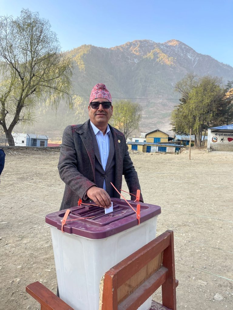 मन्त्री चौलागाईंद्वारा तातोपानी गाउँपालिकामा रहेको मतदान केन्द्रमा मतदान