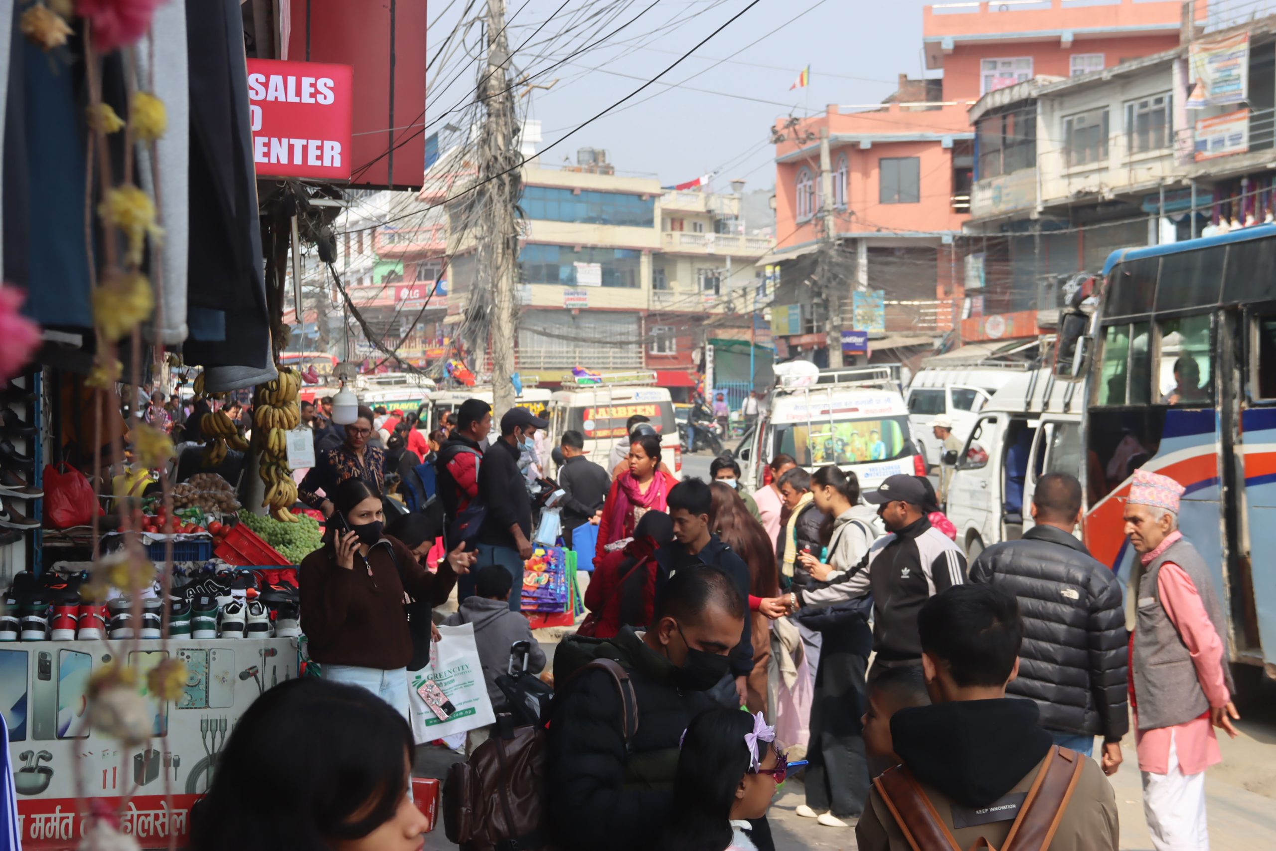निर्वाचनका लागि उपत्यकाबाट बाहिरिँदै मतदाता