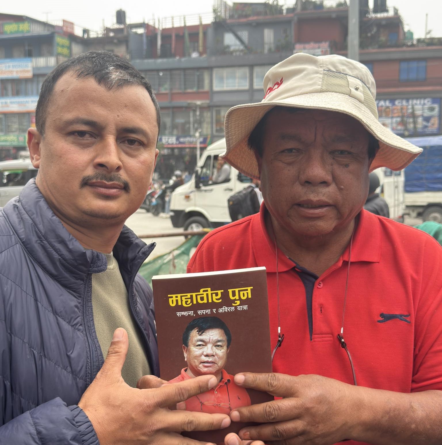 नवनिर्वाचित सांसद महावीर पुन किताब बेच्न पोखरामा