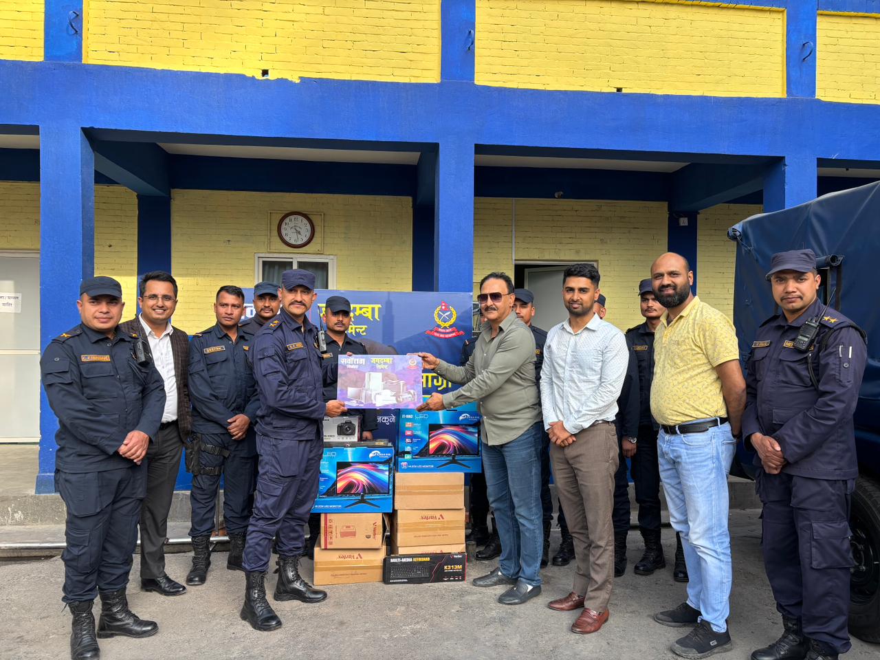 सर्वोत्तम सिमेन्ट र जगदम्बा सिमेन्टद्वारा नेपाल प्रहरीलाई आवश्यक सामग्री हस्तान्तरण