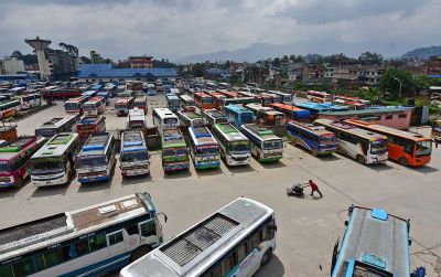 केन्द्रीय बसपार्कभित्र छिर्न मान्दैनन् कतिपय ‘सार्वजनिक बस’