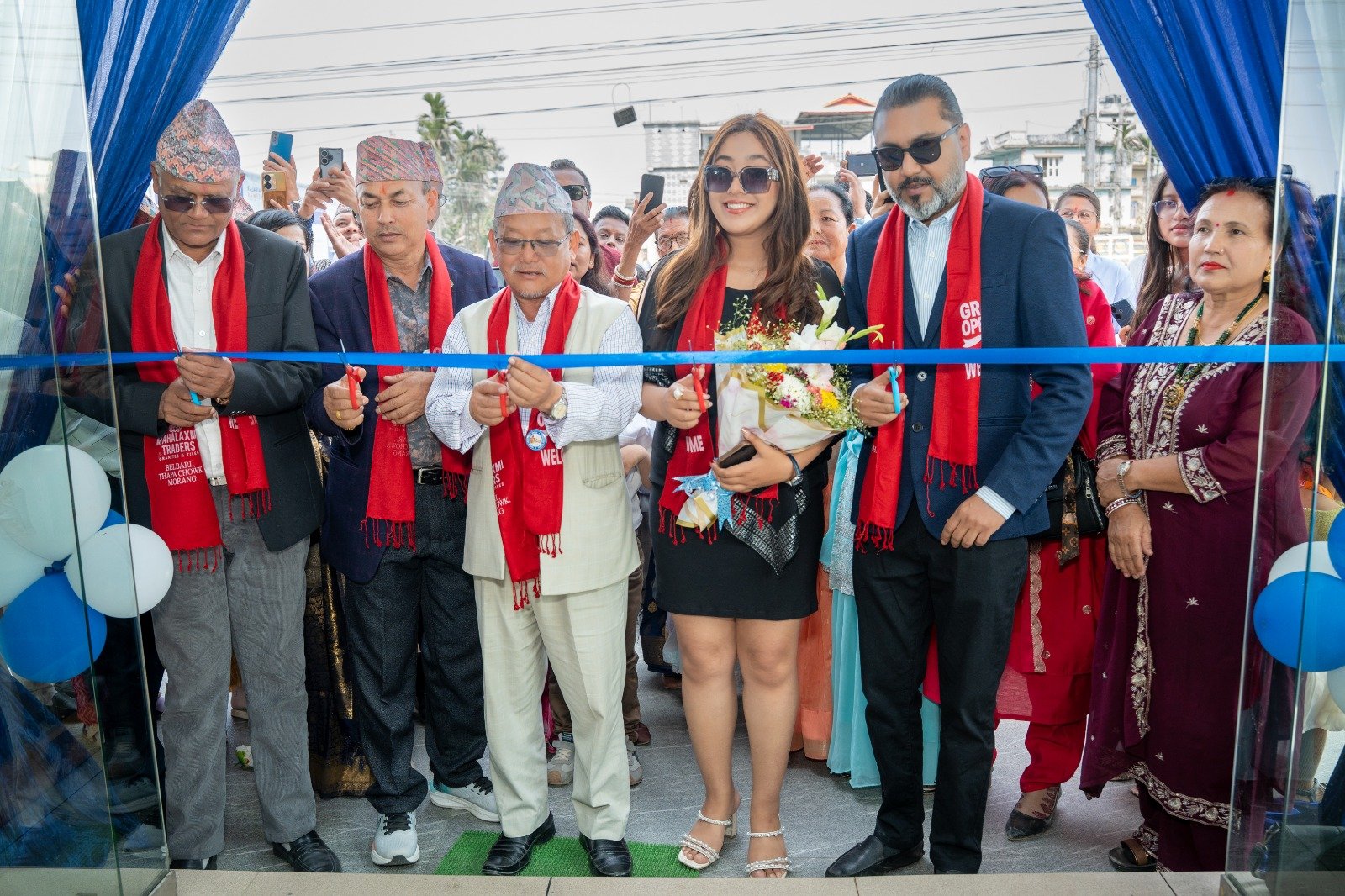 कजारियाद्वारा विराटचोकमा नयाँ शोरूम उद्घाटन