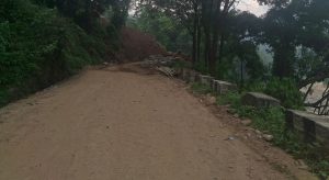 मेची राजमार्गमा पुनः पहिरो, सडक अवरुद्ध