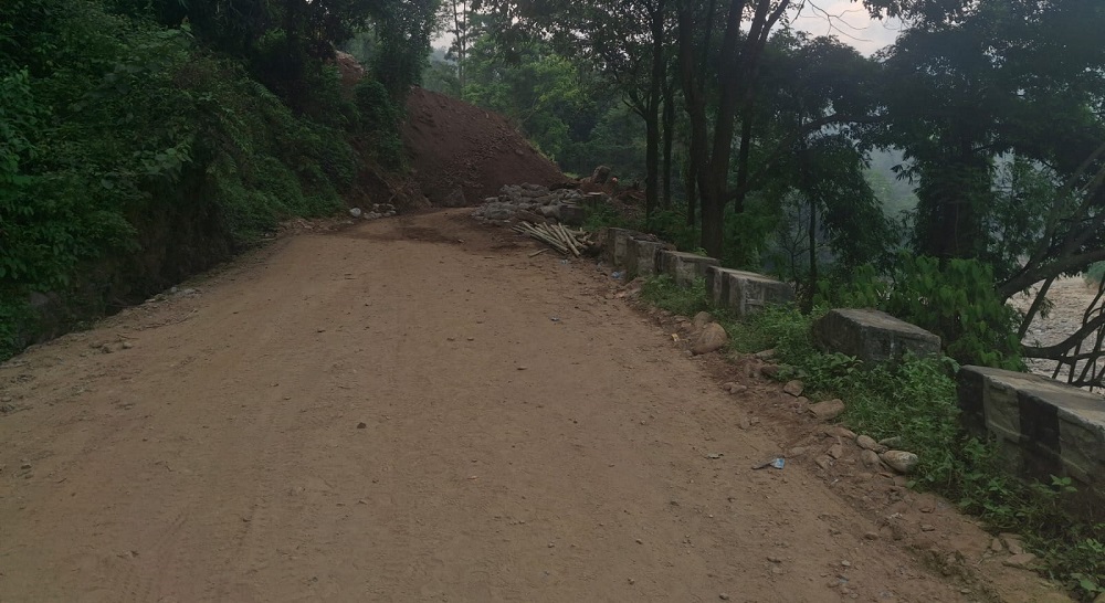 मेची राजमार्गमा पुनः पहिरो, सडक अवरुद्ध