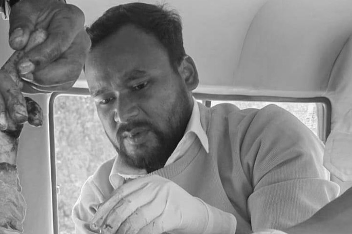 गुडिरहेको एम्बुलेन्सभित्रै चिकित्सकले उपचार गरेपछि…