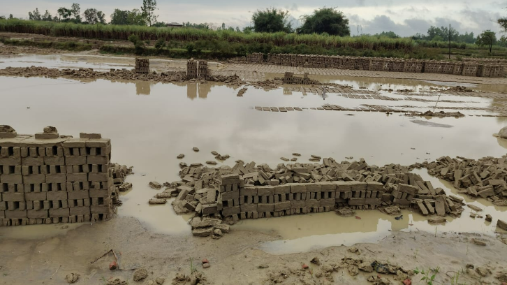 रौतहटमा वर्षा र हावाहुरीको वितण्डा : चार करोड बराबरको काँचो इँट्टा नष्ट, व्यवसायी मारमा