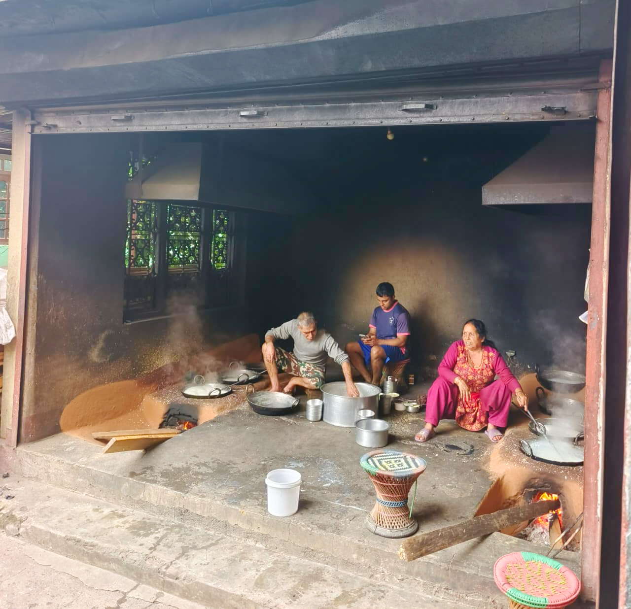 भक्तपुर जितपुरका स्थानीय खुवा बनाउन व्यस्त (तस्विरहरू)