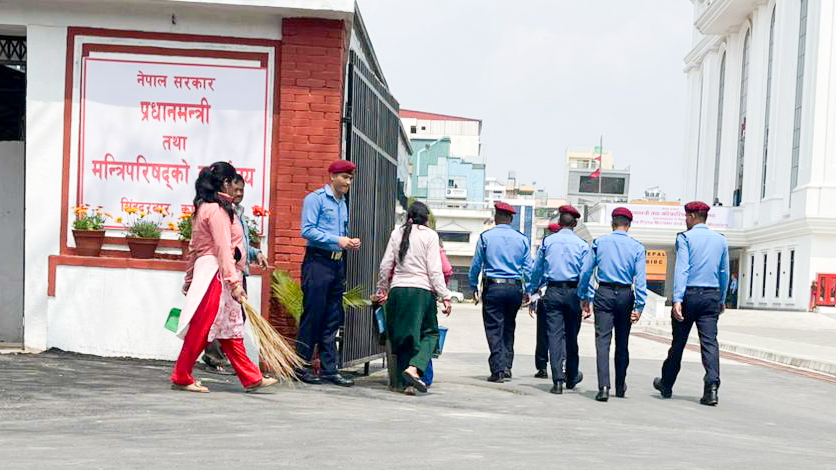 प्रधानमन्त्री तथा मन्त्री परिसदको कार्यालय परिसरमा सरसफाई (तस्विरहरु)
