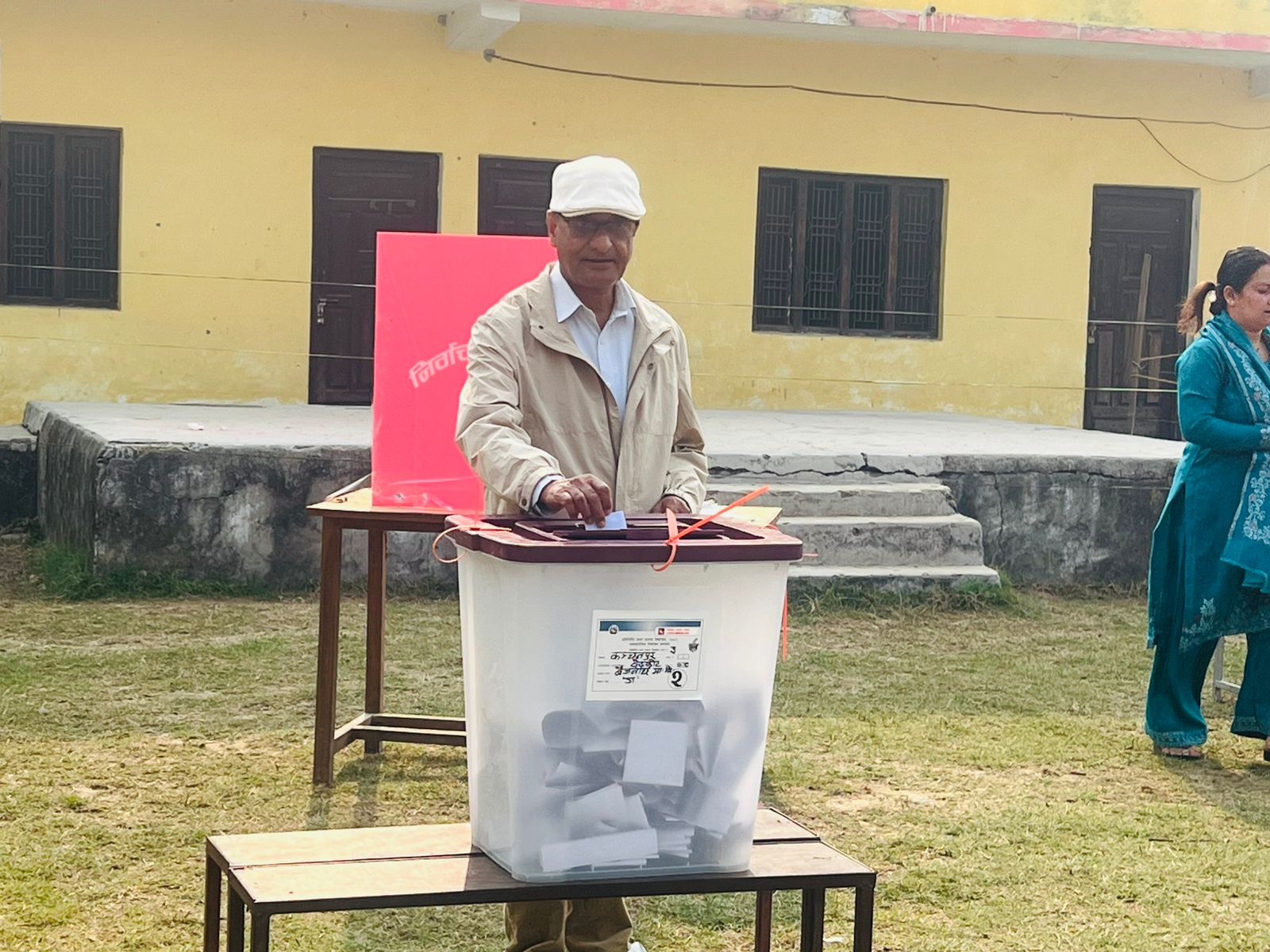 पूर्वगृहमन्त्री लेखकले गरे मतदान