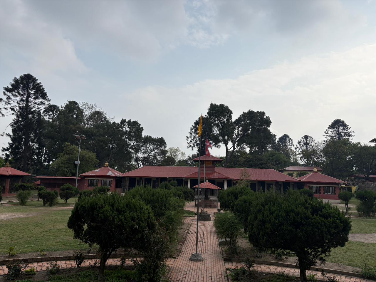 वेदविद्याश्रमका विद्यार्थी भुइँमै बसेर पढ्न बाध्य, सुधारको माग