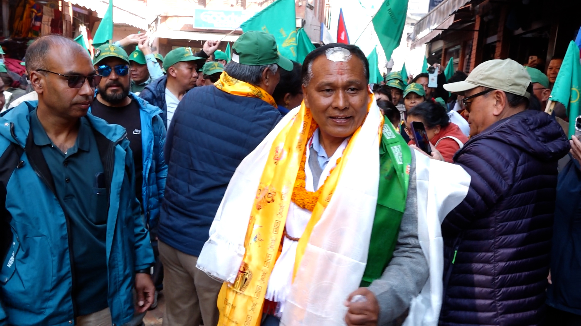 काठमाडौं ३ मा घरदैलो गरेका मतदाता भन्छन : ‘कुलमानले हारे देश हार्छ’ (भिडियो सहित)