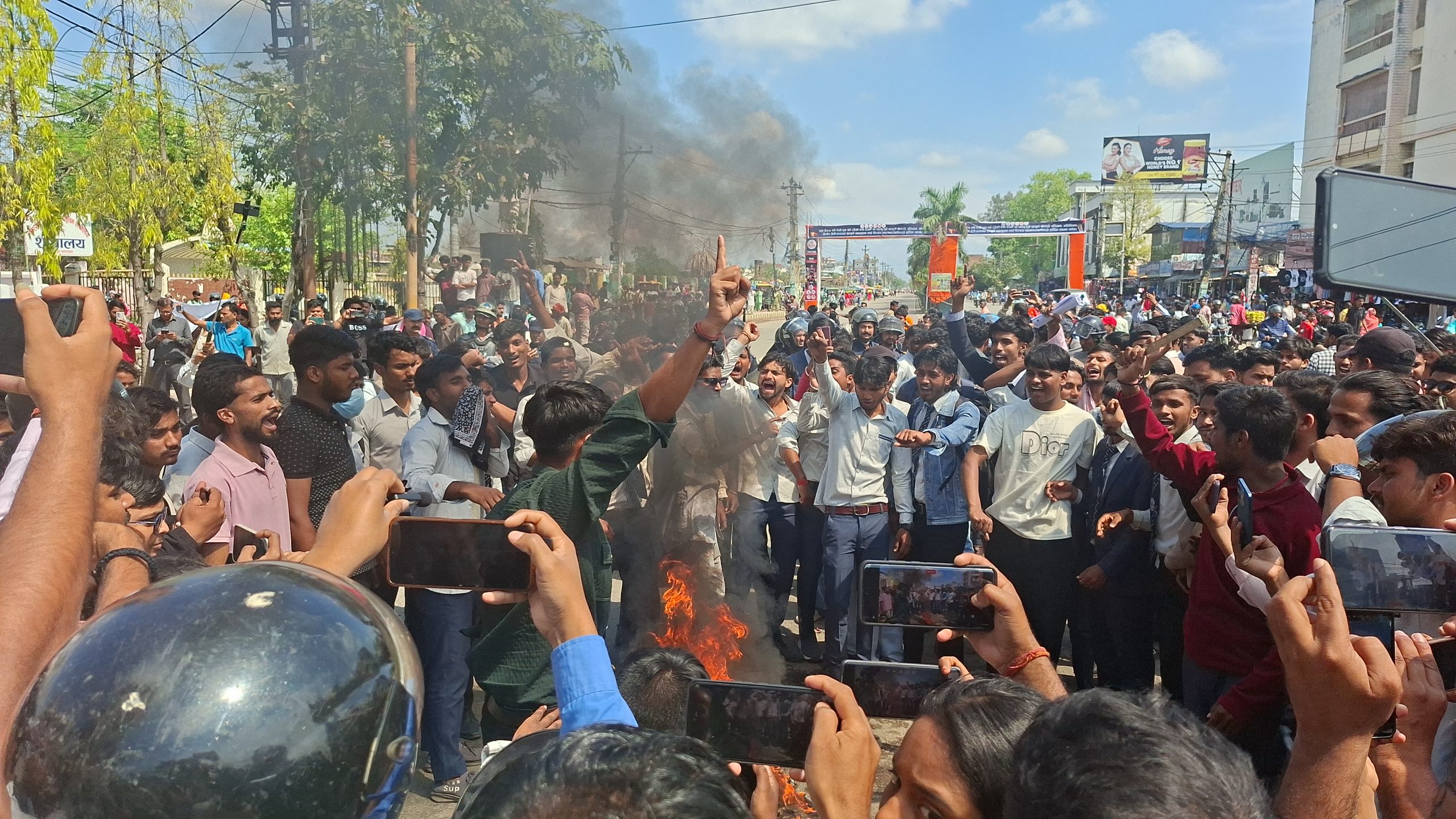आन्तरिक विवादले परीक्षा रोकिएपछि विरगन्जको हरि खेतान क्याम्पस रणमैदानमा परिणत