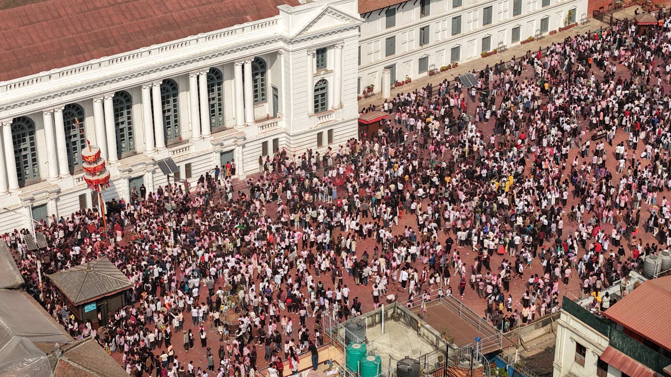 ड्रोनबाट यस्तो देखियो वसन्तपुरको रंगीन होली उत्सव (फोटोफिचर)