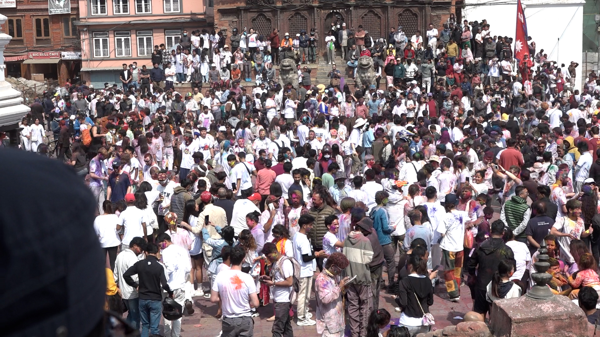 वसन्तपुर दरबार क्षेत्रमा होलीको रौनक, विदेशी पर्यटकहरू पनि रमाए