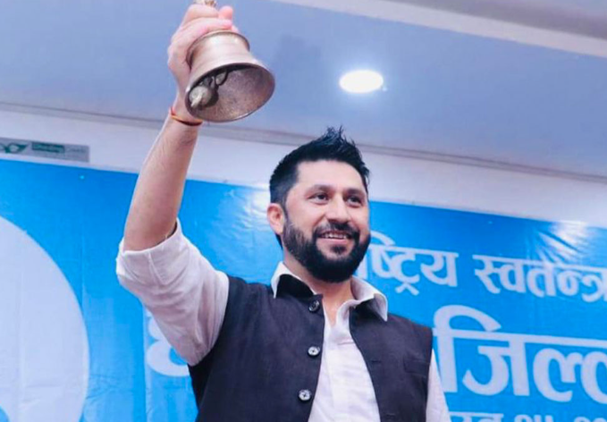 चितवन–२ मा रास्वपा सभापति लामिछाने भारी मतले बिजयी