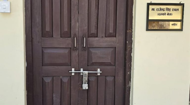 एमाले सुदूरपश्चिम संसदीय दलको कार्यालयमा युवा संघको तालाबन्दी