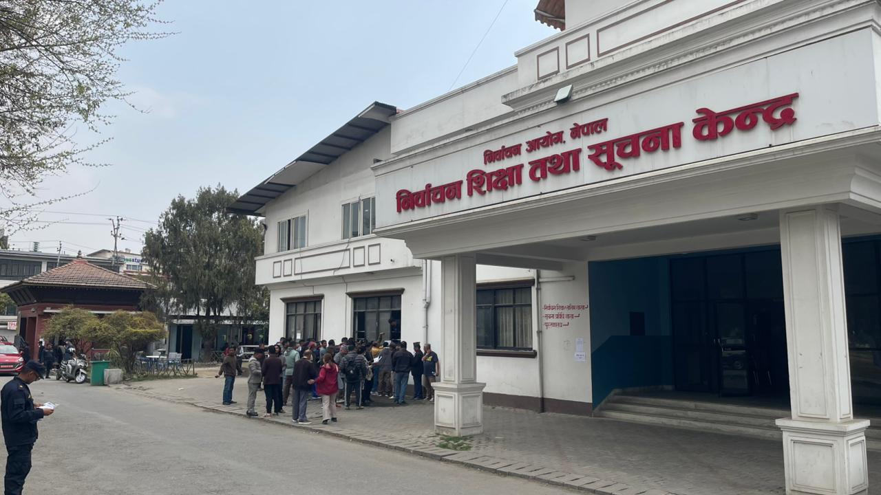 सवारी पासका लागि उम्मेदवारका प्रतिनिधिहरु निर्वाचन आयोगमा (तस्बिरहरु)