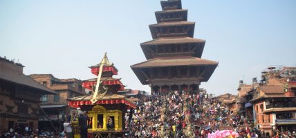 बिस्केट जात्राको इतिहासमै पहिलोपटक महिलाले ताने नकिजु अजिमा (भद्रकाली)को रथ