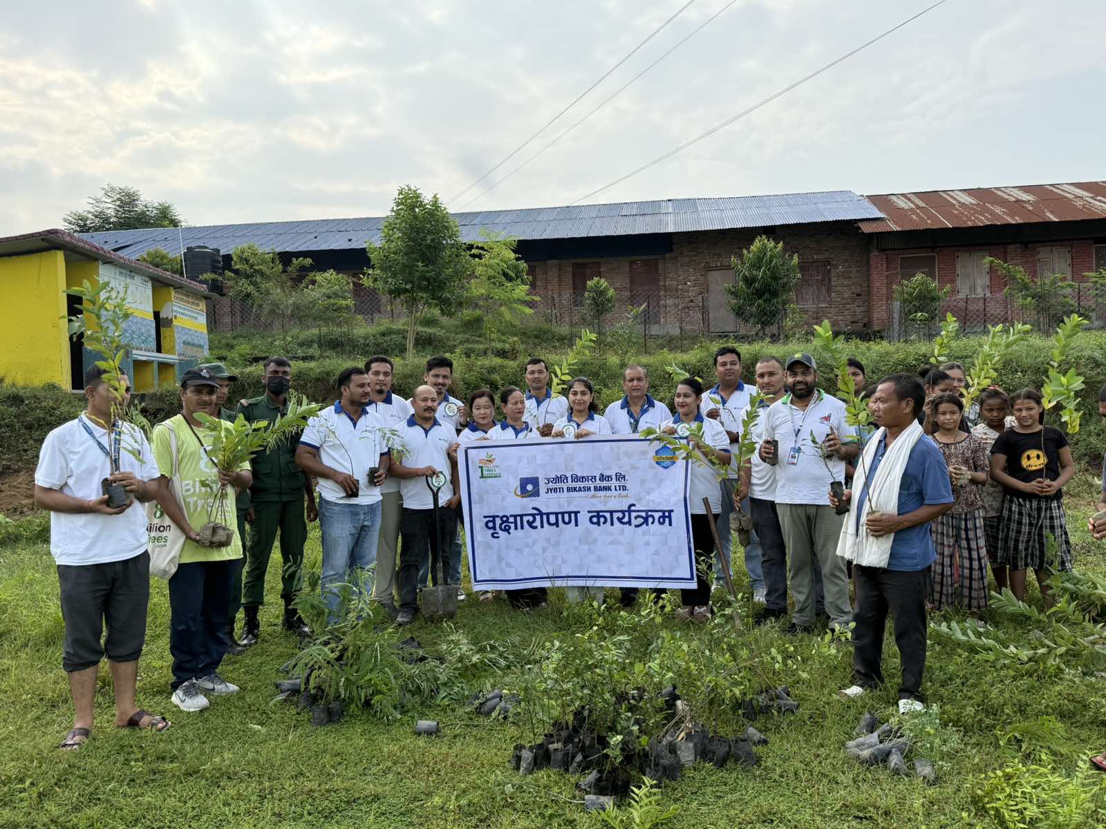 ज्योति विकास बैंकद्वारा १७०० वटा वृक्षारोपण