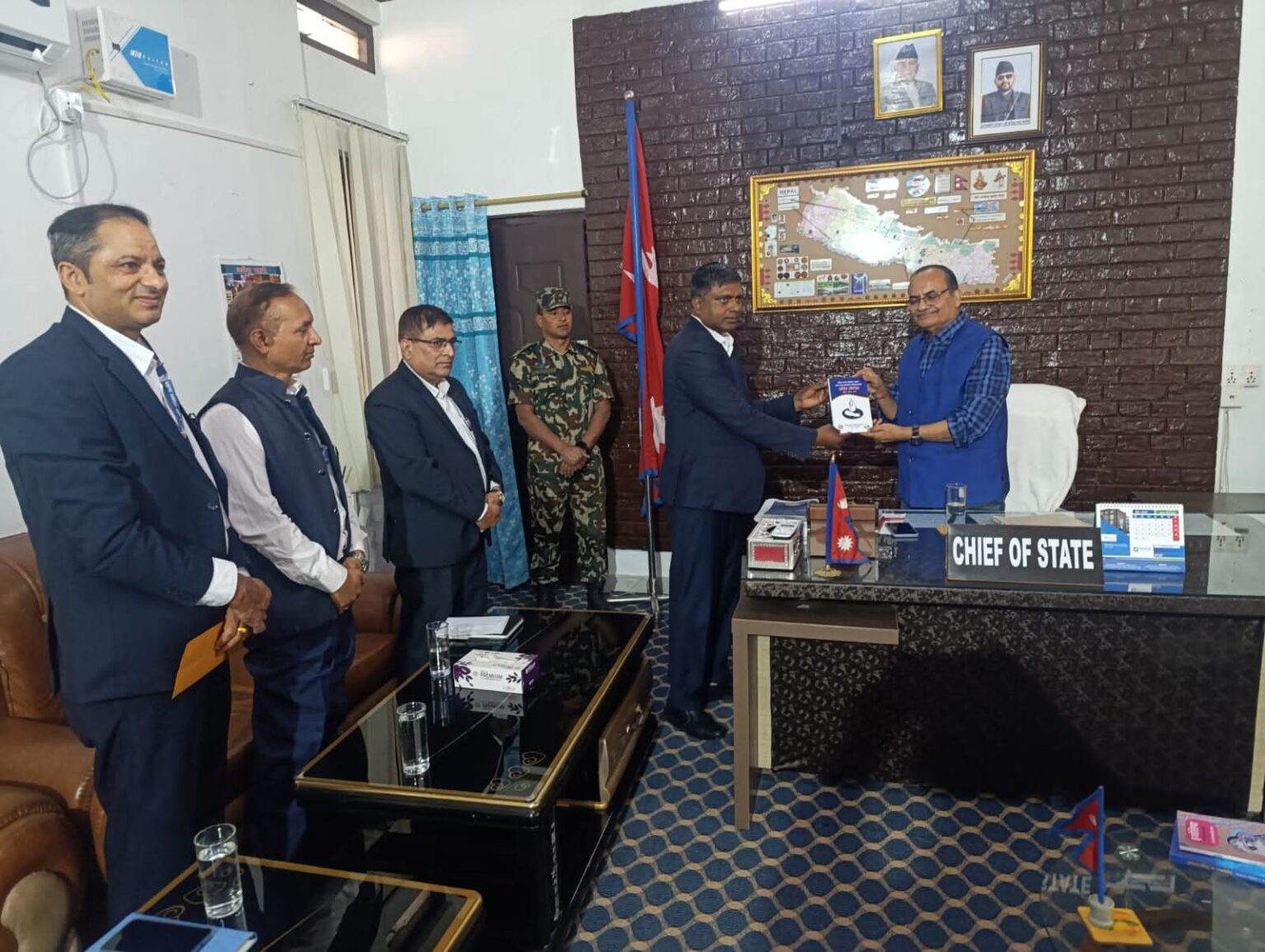 मधेस प्रदेश प्रमुखसमक्ष मानवअधिकार आयोगको प्रतिवेदन पेस