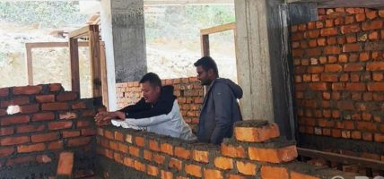 सम्झौता बिपरीतका इँटा प्रयोग गरेपछि प्रशासनिक भवनको पर्खाल भत्काइयो