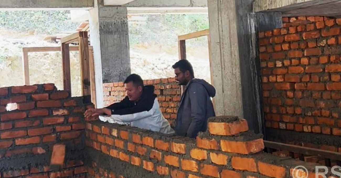 सम्झौता बिपरीतका इँटा प्रयोग गरेपछि प्रशासनिक भवनको पर्खाल भत्काइयो