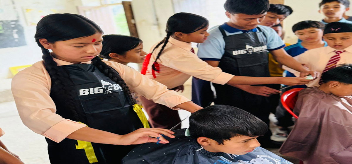 विद्यार्थीलाई सीप सिकाउन कपाल काट्ने तालिम दिइँदै