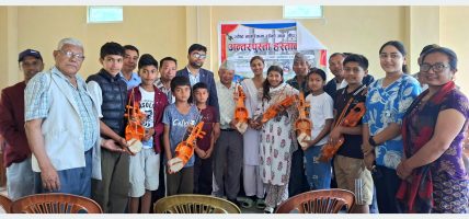 बिदाको समय सदुपयोग गर्दै बालबालिकालाई सारङ्गी सिकाइँदै