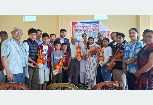 बिदाको समय सदुपयोग गर्दै बालबालिकालाई सारङ्गी सिकाइँदै