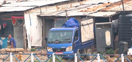 डाेजर चल्ले हल्लापछि सुकुम्बासीले बस्ती खाली गर्न थाले