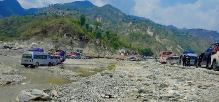 रोशी खोलाको बाढीपछि अवरुद्ध बीपी राजमार्ग पुनः सञ्चालनमा