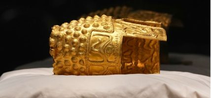 १४ महिनापछि स्वदेश फर्कियो २५०० वर्ष पुरानो अमूल्य सुनौलो हेलमेट