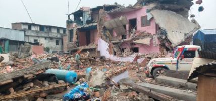 गैरीगाउँ क्षेत्रमा अतिक्रमण गरी निर्माण गरिएका सबै ठूला घर भत्काइयो