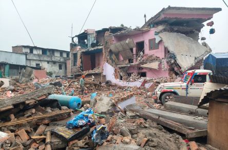 गैरीगाउँ क्षेत्रमा अतिक्रमण गरी निर्माण गरिएका सबै ठूला घर भत्काइयो