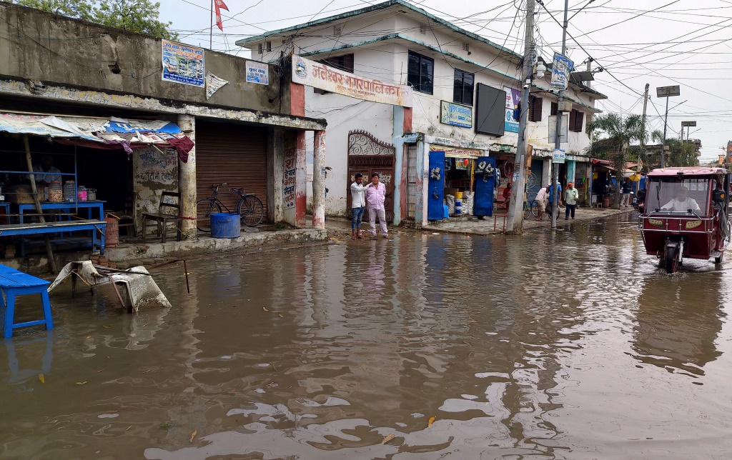 वर्षाले जलेश्वर जलमग्न